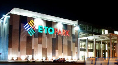 אצטדיון גיור מבחוץ. המשוכה הראשונה של מכבי באטו פארק 