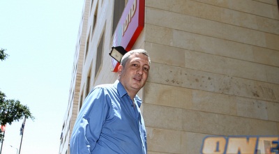 ניר חפץ בדרך למשרדי הטוטו (שי לוי) ניר חפץ בדרך למשרדי הטוטו (שי לוי)