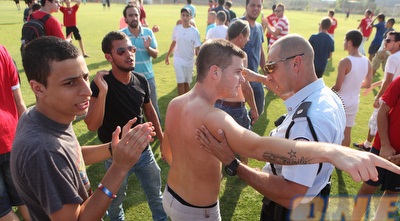 אוהדי הפועל חיפה. קרע גדול (עמית מצפה) אוהדי הפועל חיפה. קרע גדול (עמית מצפה)