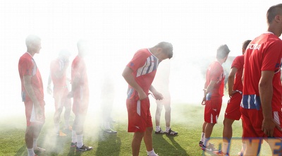 שחקני הפועל חיפה על רקע העשן (עמית מצפה) שחקני הפועל חיפה על רקע העשן (עמית מצפה)