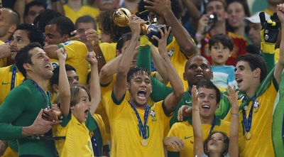 ניימאר מניף את הגביע (רויטרס)