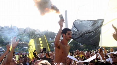 אוהדי בית&qout;ר י-ם עם אופיר קריאף (חגי ניזרי) אוהדי בית&qout;ר י-ם עם אופיר קריאף (חגי ניזרי)