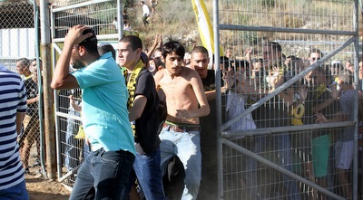 אוהדי בית&qout;ר י-ם פורצים למגרש (חגי ניזרי) אוהדי בית&qout;ר י-ם פורצים למגרש (חגי ניזרי)