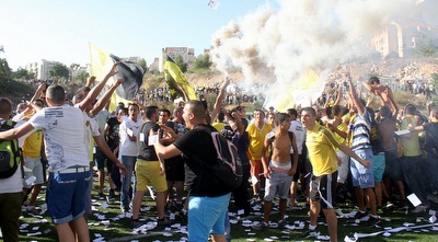 אוהדי בית&qout;ר י-ם עם רימוני העשן (חגי ניזרי) אוהדי בית&qout;ר י-ם עם רימוני העשן (חגי ניזרי)