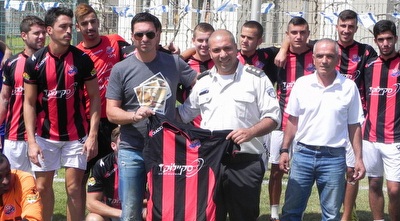 שלומי דורה מעניק חולצה (ONE)