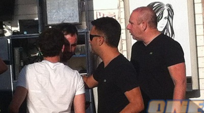 חואן מאטה (משמאל) עם רונן קצב בחוף הצוק. מבלה בישראל (בראל שטיינפלד)