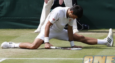 נובאק ג´וקוביץ´ נמתח (רויטרס)