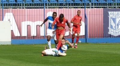 שכטר מדלג מעל ההגנה הפולנית (עמוד הפייסבוק הרשמי של הפועל ת&qout;א)