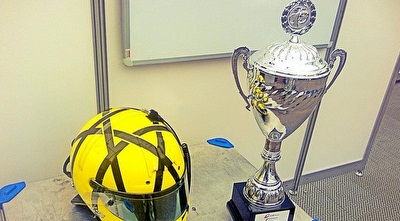 הקדסה של דאי מונחת לצד הגביע בו זכה