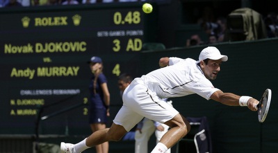 ג´וקוביץ´ מפגין אקרובטיות (רויטרס)