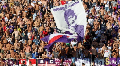 אוהדי פיורה במחווה לאלילם (רויטרס)