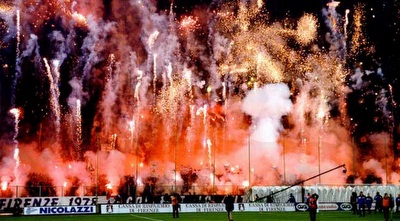 אוהדי פיורנטינה במפגן אש. יבעירו שוב את רחובות פירנצה? (רויטרס)