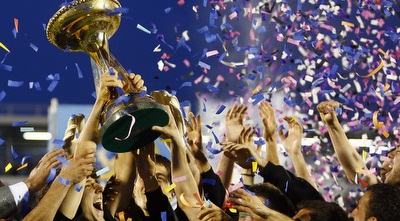 הקפטן הגאה. בן 17 וכבר מניף גביע (רויטרס)