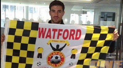 עדן וינשטיין עם החולצה של ווטפורד (ONE)