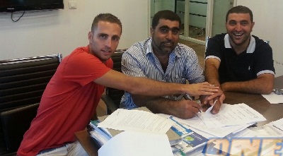 טל חן במעמד החתימה באום אל פאחם