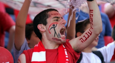 אוהד הפועל רעננה. קשת אדומה כצורת המגל של הפועל (יניב גונן)