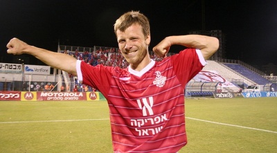 טופוזאקוב במיצג אנושי של סמל הפועל (יופ ציוני)