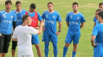 ברק בכר והשחקנים. הקבוצה שלו נראת טוב (משה חרמון)