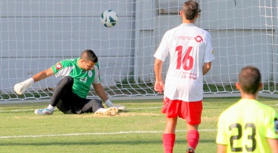 הכדור של נסאר חודר לרשת (משה חרמון)