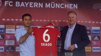 טיאגו מציג את החולצה עם הספרה 6. יצטרף לקישור הטוב בעולם טיאגו מציג את החולצה עם הספרה 6. יצטרף לקישור הטוב בעולם