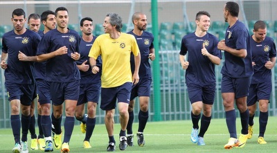 סוזה עם השחקנים. הכין אותם מצויין