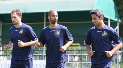 הכובשים. ברק יצחקי וגל אלברמן עם קרלוס גארסיה (האתר הרשמי של מכבי)