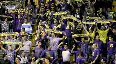 אוהדי הפועל חולון במלחה (משה חרמון) אוהדי הפועל חולון במלחה (משה חרמון)