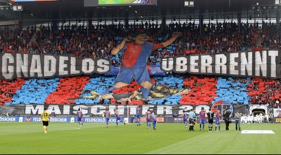 תפאורה של אוהדי באזל (רויטרס)