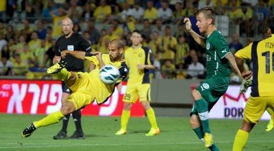 אלברמן מנסה לכבוש. המאמן במגרש (יניב גונן)