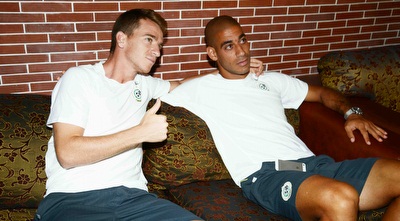 רובן ריוס ויניב קטן ברגע של מנוחה (האתר הרשמי של מכבי חיפה)