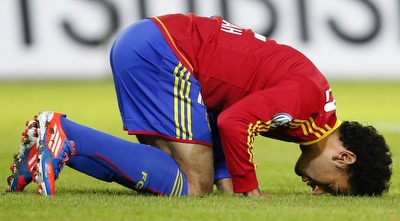 סלאח חוגג שער בתפילה (רויטרס)