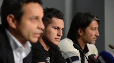 יאקין יחד עם בובאדייה והאסלר (האתר הרשמי)