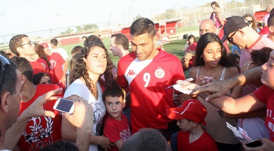 שכטר מצטלם עם האוהדים (חגי ניזרי)