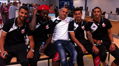 שחקני ב&qout;ש בנחיתה. אווירה טובה (יגאל ברמן)