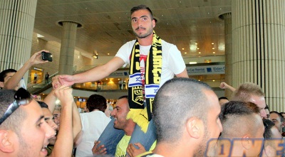 שי חדד על כתפי האוהדים (משה חרמון) שי חדד על כתפי האוהדים (משה חרמון)