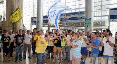 אוהדי בית&qout;ר ירושלים בנתב&qout;ג (משה חרמון) אוהדי בית&qout;ר ירושלים בנתב&qout;ג (משה חרמון)