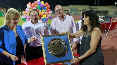 אסתר רות שחמורוב מקבלת מגן הוקרה (יוסי ציפקיס)