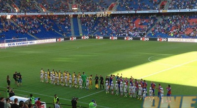 שחקני מכבי ובאזל רגע לפני שריקת הפתיחה 