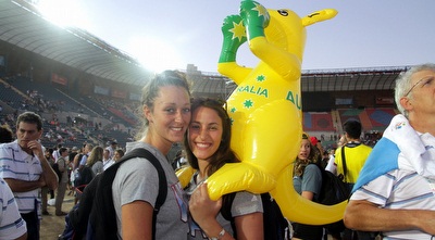 ספורטאיות אוסטרליות עם הקנגרו (יניב גונן)