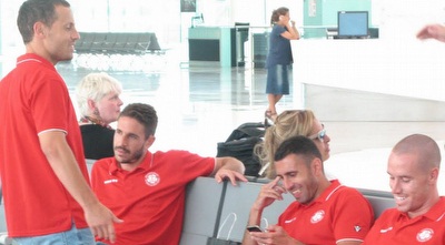 שחקני ר&qout;ג בשדה התעופה (האתר הרשמי) שחקני ר&qout;ג בשדה התעופה (האתר הרשמי)