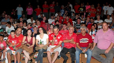 אוהדי הפועל בחודורוב (משה חרמון) אוהדי הפועל בחודורוב (משה חרמון)