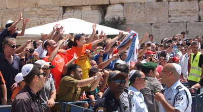 מעריצים בכותל (גיא בן זיו)