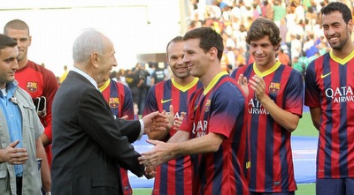 מסי לוחץ לפרס את היד (חגי ניזרי)