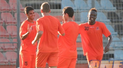 שחקני בני יהודה חוגגים. האוהדים קצת פחות (משה חרמון)