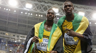 בולט וקרטר עם דגלי ג´מייקה (רויטרס)