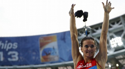 ילנה איסינבייבה חוגגת. מגיעה לה (רויטרס)