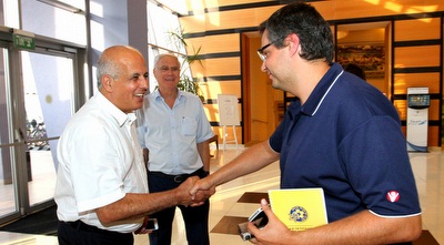 לוזון לוחץ יד לאנגלידיס, אך פועל מאחורי גבו (שי לוי)