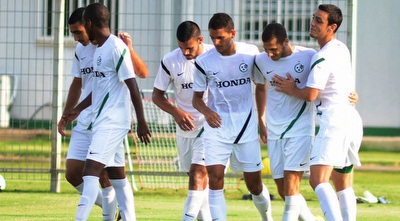 שחקני הנוער של מכבי חיפה חוגגים (האתר הרשמי של מכבי חיפה)