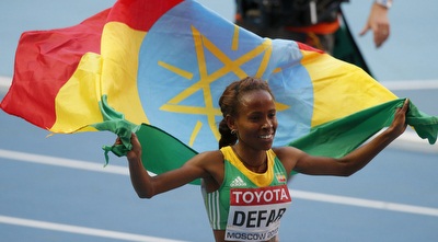 דפאר עם דגל אתיופיה. עוד זהב לאוסף (רויטרס)