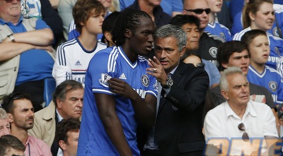 ז´וזה מוריניו מתדרך את רומלו לוקאקו (רויטרס)